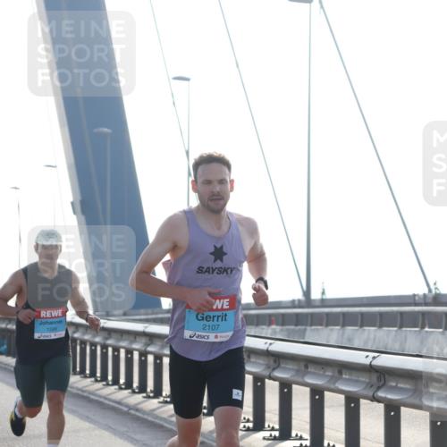 03.10.2026 - Köhlbrandbrückenlauf Tim E. http://msf.ph/oto/10606608 03.10.2026 09:18:14 Position 1 1599, 2107 meine-sportfotos.de