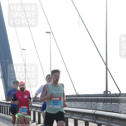 03.10.2026 - Köhlbrandbrückenlauf Tim E. http://msf.ph/oto/10606658 03.10.2026 09:18:24 Position 1 3823, 2109 meine-sportfotos.de