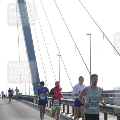 03.10.2026 - Köhlbrandbrückenlauf Tim E. http://msf.ph/oto/10606677 03.10.2026 09:18:25 Position 1 2109 meine-sportfotos.de