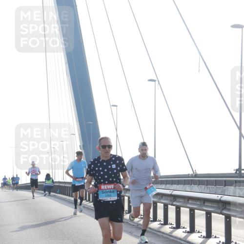 03.10.2026 - Köhlbrandbrückenlauf Tim E. http://msf.ph/oto/10606710 03.10.2026 09:18:33 Position 1 2263 meine-sportfotos.de