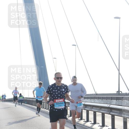 03.10.2026 - Köhlbrandbrückenlauf Tim E. http://msf.ph/oto/10606718 03.10.2026 09:18:34 Position 1 2263 meine-sportfotos.de