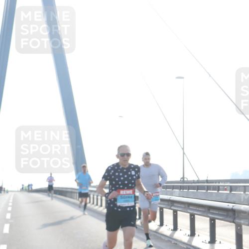 03.10.2026 - Köhlbrandbrückenlauf Tim E. http://msf.ph/oto/10606729 03.10.2026 09:18:34 Position 1  meine-sportfotos.de