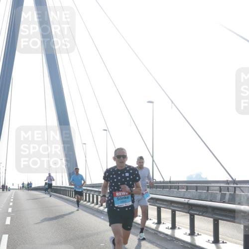 03.10.2026 - Köhlbrandbrückenlauf Tim E. http://msf.ph/oto/10606735 03.10.2026 09:18:35 Position 1 2263 meine-sportfotos.de