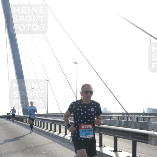 03.10.2026 - Köhlbrandbrückenlauf Tim E. http://msf.ph/oto/10606744 03.10.2026 09:18:35 Position 1 2263 meine-sportfotos.de