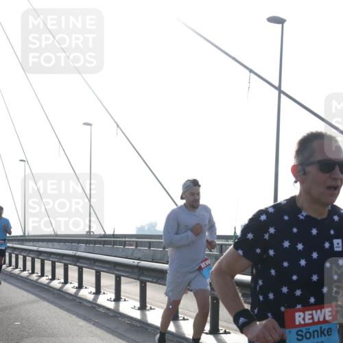 03.10.2026 - Köhlbrandbrückenlauf Tim E. http://msf.ph/oto/10606752 03.10.2026 09:18:36 Position 1 2263 meine-sportfotos.de