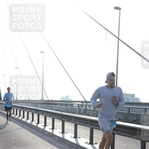 03.10.2026 - Köhlbrandbrückenlauf Tim E. http://msf.ph/oto/10606762 03.10.2026 09:18:36 Position 1  meine-sportfotos.de
