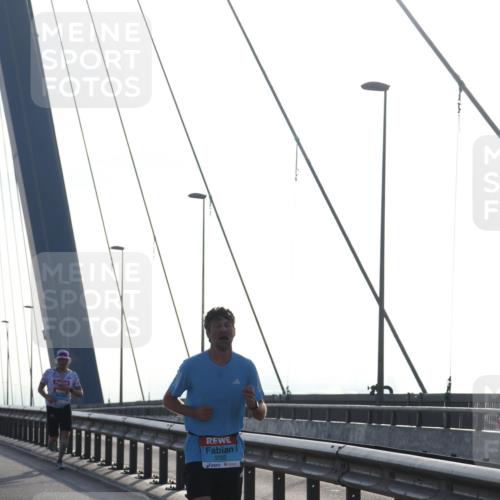 03.10.2026 - Köhlbrandbrückenlauf Tim E. http://msf.ph/oto/10606771 03.10.2026 09:18:37 Position 1 3705 meine-sportfotos.de