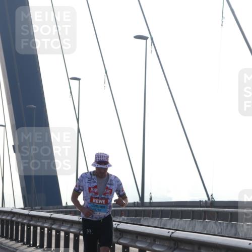 03.10.2026 - Köhlbrandbrückenlauf Tim E. http://msf.ph/oto/10606801 03.10.2026 09:18:40 Position 1 1716, 33 meine-sportfotos.de
