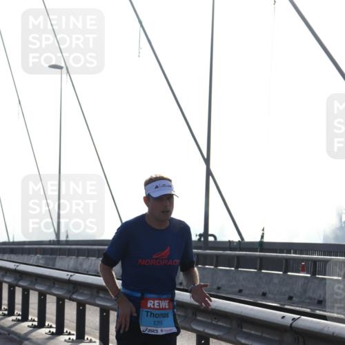 03.10.2026 - Köhlbrandbrückenlauf Tim E. http://msf.ph/oto/10606874 03.10.2026 09:18:57 Position 1 1395 meine-sportfotos.de