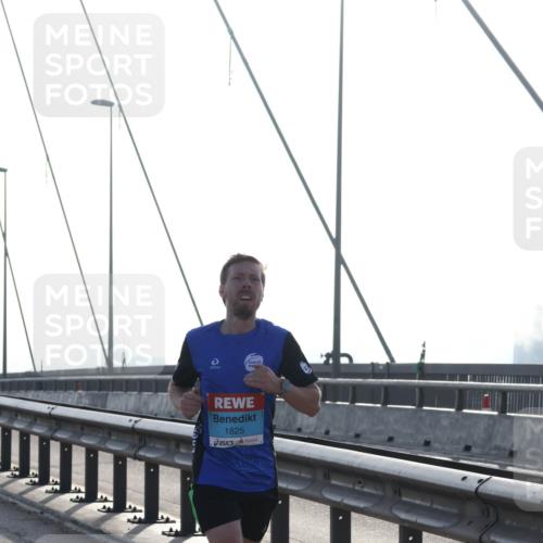 03.10.2026 - Köhlbrandbrückenlauf Tim E. http://msf.ph/oto/10606921 03.10.2026 09:19:01 Position 1 1825 meine-sportfotos.de