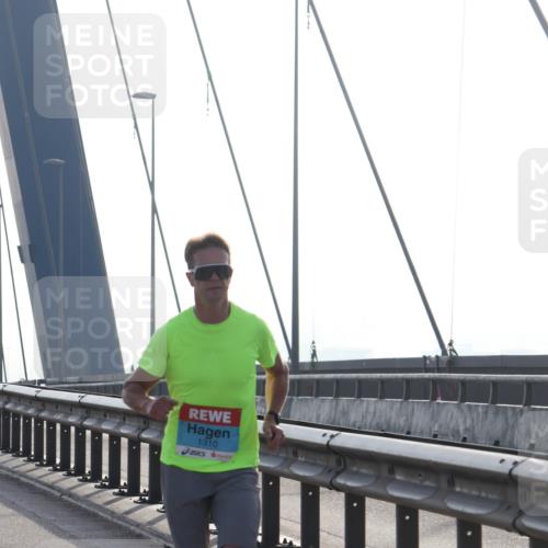 03.10.2026 - Köhlbrandbrückenlauf Tim E. http://msf.ph/oto/10606947 03.10.2026 09:19:04 Position 1 1310 meine-sportfotos.de