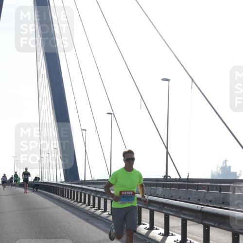 03.10.2026 - Köhlbrandbrückenlauf Tim E. http://msf.ph/oto/10606956 03.10.2026 09:19:05 Position 1 1310 meine-sportfotos.de