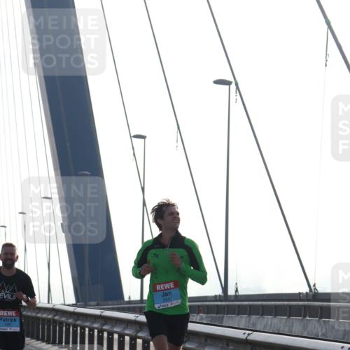 03.10.2026 - Köhlbrandbrückenlauf Tim E. http://msf.ph/oto/10607021 03.10.2026 09:19:21 Position 1 6, 66, 2047, 1091 meine-sportfotos.de