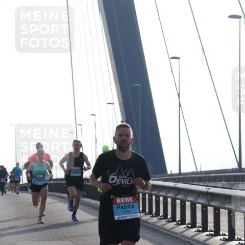 03.10.2026 - Köhlbrandbrückenlauf Tim E. http://msf.ph/oto/10607035 03.10.2026 09:19:23 Position 1 6, 66, 1091 meine-sportfotos.de
