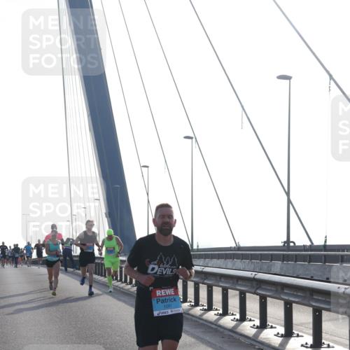 03.10.2026 - Köhlbrandbrückenlauf Tim E. http://msf.ph/oto/10607051 03.10.2026 09:19:24 Position 1 1091 meine-sportfotos.de