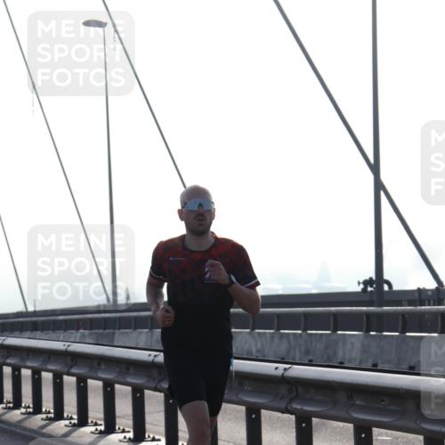 03.10.2026 - Köhlbrandbrückenlauf Tim E. http://msf.ph/oto/10607129 03.10.2026 09:19:38 Position 1  meine-sportfotos.de