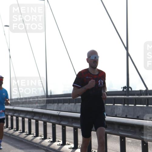 03.10.2026 - Köhlbrandbrückenlauf Tim E. http://msf.ph/oto/10607132 03.10.2026 09:19:38 Position 1  meine-sportfotos.de
