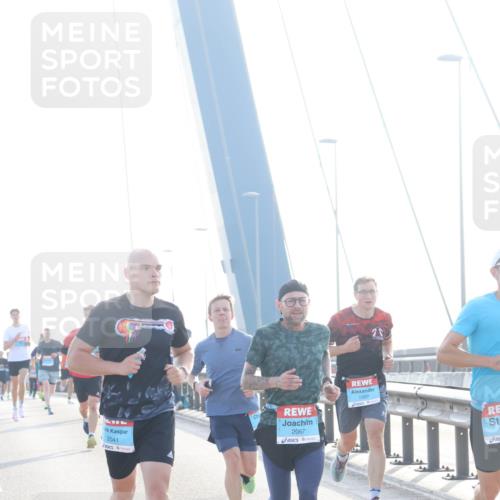 03.10.2026 - Köhlbrandbrückenlauf Tim E. http://msf.ph/oto/10607140 03.10.2026 09:19:40 Position 1 2041, 2067, 1097, 21 meine-sportfotos.de