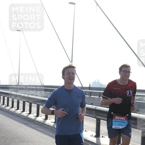 03.10.2026 - Köhlbrandbrückenlauf Tim E. http://msf.ph/oto/10607171 03.10.2026 09:19:44 Position 1 1097 meine-sportfotos.de