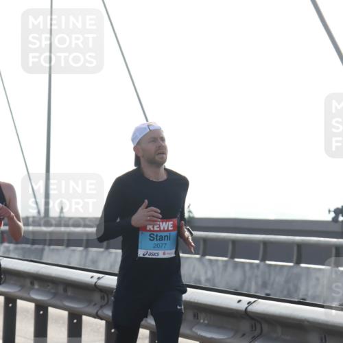 03.10.2026 - Köhlbrandbrückenlauf Tim E. http://msf.ph/oto/10607209 03.10.2026 09:19:49 Position 1 2077 meine-sportfotos.de