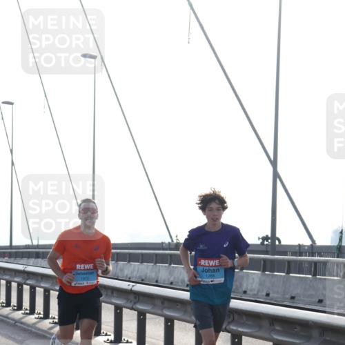 03.10.2026 - Köhlbrandbrückenlauf Tim E. http://msf.ph/oto/10607250 03.10.2026 09:19:55 Position 1 1972, 1288 meine-sportfotos.de