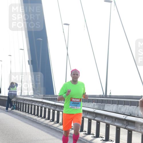 03.10.2026 - Köhlbrandbrückenlauf Tim E. http://msf.ph/oto/10607263 03.10.2026 09:19:56 Position 1 1702 meine-sportfotos.de