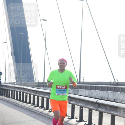03.10.2026 - Köhlbrandbrückenlauf Tim E. http://msf.ph/oto/10607266 03.10.2026 09:19:57 Position 1 1702 meine-sportfotos.de