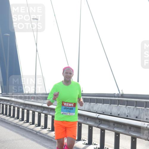 03.10.2026 - Köhlbrandbrückenlauf Tim E. http://msf.ph/oto/10607271 03.10.2026 09:19:57 Position 1 1702 meine-sportfotos.de