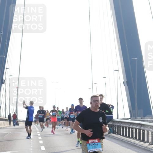 03.10.2026 - Köhlbrandbrückenlauf Tim E. http://msf.ph/oto/10607278 03.10.2026 09:19:58 Position 1 2158 meine-sportfotos.de