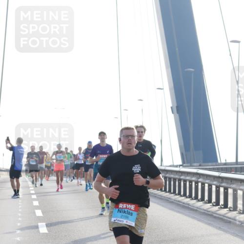03.10.2026 - Köhlbrandbrückenlauf Tim E. http://msf.ph/oto/10607280 03.10.2026 09:19:58 Position 1 2158 meine-sportfotos.de