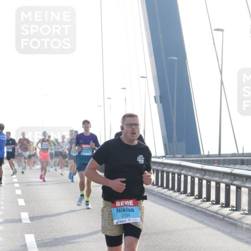03.10.2026 - Köhlbrandbrückenlauf Tim E. http://msf.ph/oto/10607288 03.10.2026 09:19:58 Position 1 2158 meine-sportfotos.de