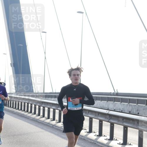 03.10.2026 - Köhlbrandbrückenlauf Tim E. http://msf.ph/oto/10607299 03.10.2026 09:20:01 Position 1 2153 meine-sportfotos.de