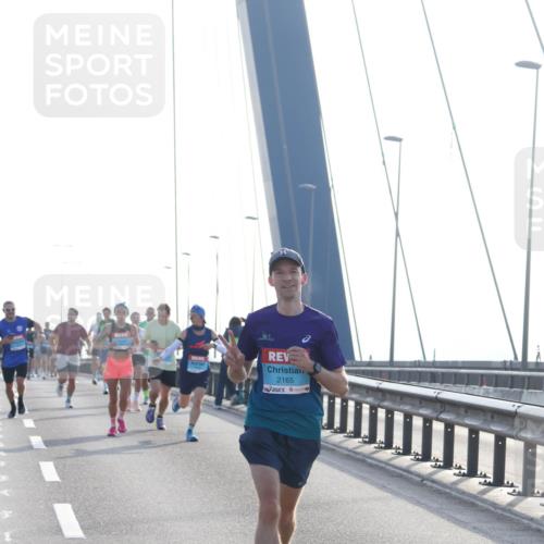 03.10.2026 - Köhlbrandbrückenlauf Tim E. http://msf.ph/oto/10607316 03.10.2026 09:20:03 Position 1 2165 meine-sportfotos.de
