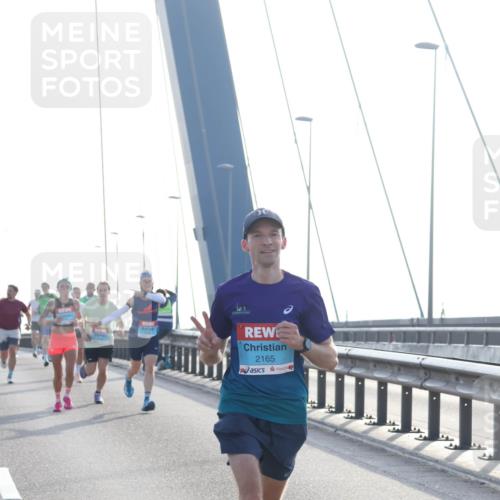 03.10.2026 - Köhlbrandbrückenlauf Tim E. http://msf.ph/oto/10607325 03.10.2026 09:20:03 Position 1 2165 meine-sportfotos.de