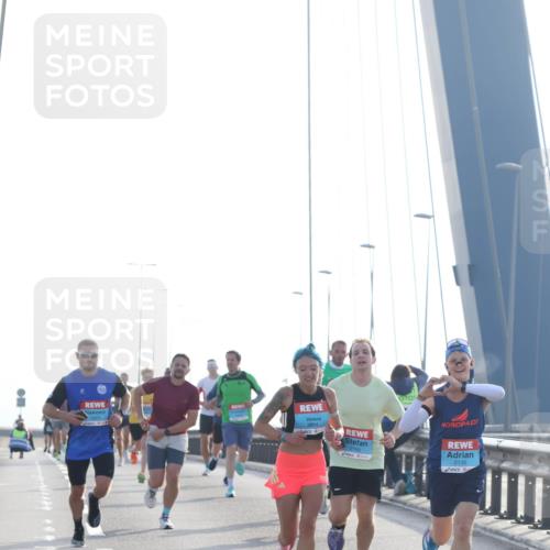 03.10.2026 - Köhlbrandbrückenlauf Tim E. http://msf.ph/oto/10607341 03.10.2026 09:20:05 Position 1 2166, 2130 meine-sportfotos.de