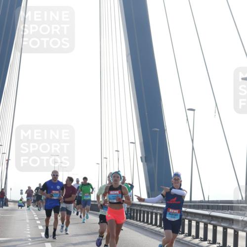 03.10.2026 - Köhlbrandbrückenlauf Tim E. http://msf.ph/oto/10607354 03.10.2026 09:20:06 Position 1  meine-sportfotos.de