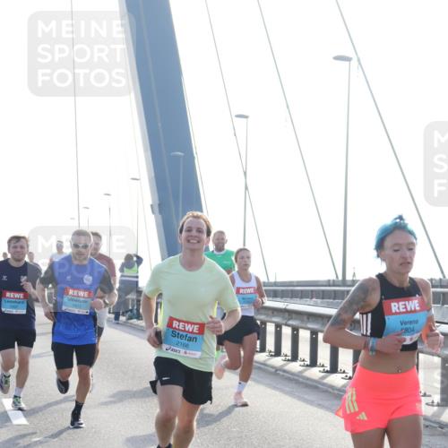 03.10.2026 - Köhlbrandbrückenlauf Tim E. http://msf.ph/oto/10607375 03.10.2026 09:20:09 Position 1 1007, 1823, 2166, 804 meine-sportfotos.de