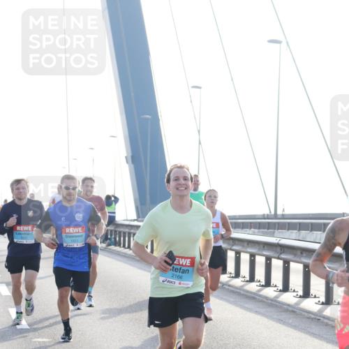 03.10.2026 - Köhlbrandbrückenlauf Tim E. http://msf.ph/oto/10607382 03.10.2026 09:20:10 Position 1 1007, 1823, 2166 meine-sportfotos.de