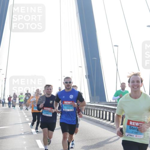 03.10.2026 - Köhlbrandbrückenlauf Tim E. http://msf.ph/oto/10607391 03.10.2026 09:20:10 Position 1 1007, 1823, 2166 meine-sportfotos.de