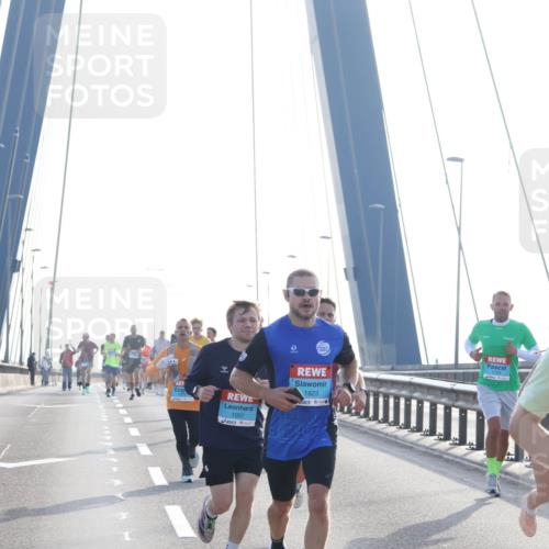 03.10.2026 - Köhlbrandbrückenlauf Tim E. http://msf.ph/oto/10607396 03.10.2026 09:20:11 Position 1 1007, 1823, 1760 meine-sportfotos.de