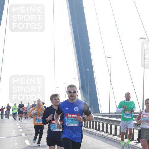 03.10.2026 - Köhlbrandbrückenlauf Tim E. http://msf.ph/oto/10607401 03.10.2026 09:20:11 Position 1 100, 1823, 1760 meine-sportfotos.de