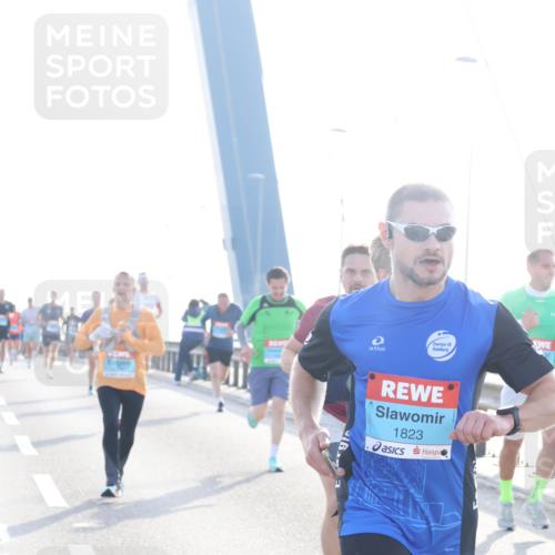 03.10.2026 - Köhlbrandbrückenlauf Tim E. http://msf.ph/oto/10607425 03.10.2026 09:20:12 Position 1 1823 meine-sportfotos.de