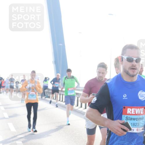 03.10.2026 - Köhlbrandbrückenlauf Tim E. http://msf.ph/oto/10607430 03.10.2026 09:20:13 Position 1 1823 meine-sportfotos.de