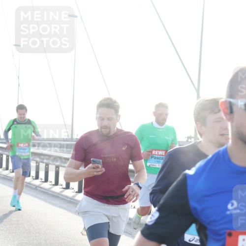 03.10.2026 - Köhlbrandbrückenlauf Tim E. http://msf.ph/oto/10607437 03.10.2026 09:20:13 Position 1 2, 195, 1760 meine-sportfotos.de