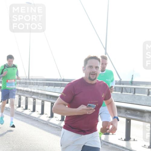 03.10.2026 - Köhlbrandbrückenlauf Tim E. http://msf.ph/oto/10607441 03.10.2026 09:20:14 Position 1  meine-sportfotos.de