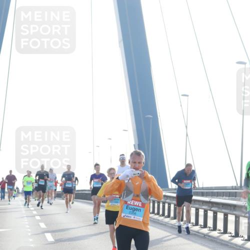 03.10.2026 - Köhlbrandbrückenlauf Tim E. http://msf.ph/oto/10607454 03.10.2026 09:20:15 Position 1 1296, 2356 meine-sportfotos.de
