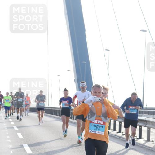 03.10.2026 - Köhlbrandbrückenlauf Tim E. http://msf.ph/oto/10607476 03.10.2026 09:20:17 Position 1 2356 meine-sportfotos.de