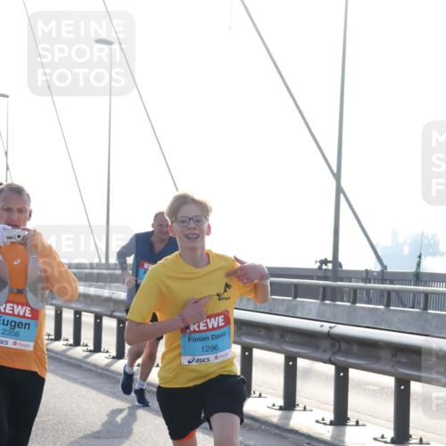 03.10.2026 - Köhlbrandbrückenlauf Tim E. http://msf.ph/oto/10607493 03.10.2026 09:20:18 Position 1 2356, 1296 meine-sportfotos.de