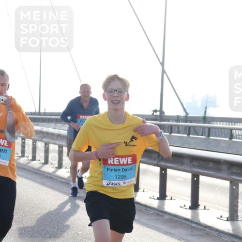 03.10.2026 - Köhlbrandbrückenlauf Tim E. http://msf.ph/oto/10607502 03.10.2026 09:20:18 Position 1 5, 1296 meine-sportfotos.de