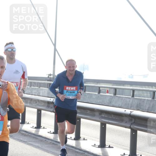 03.10.2026 - Köhlbrandbrückenlauf Tim E. http://msf.ph/oto/10607510 03.10.2026 09:20:20 Position 1 2375 meine-sportfotos.de